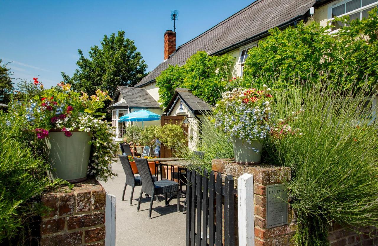 Hotel The Cricketers Clavering Exterior foto